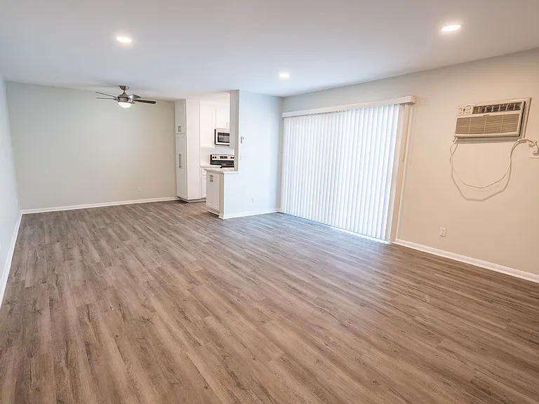 1635 North Martel Avenue — Photo 28