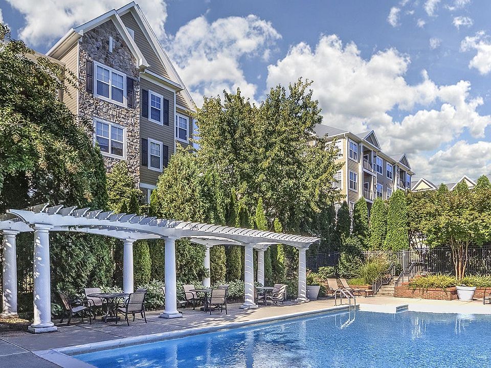 1st image of 719 Fallsgrove Dr #4021