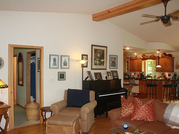 4th image of 374 Lake Forest Dr