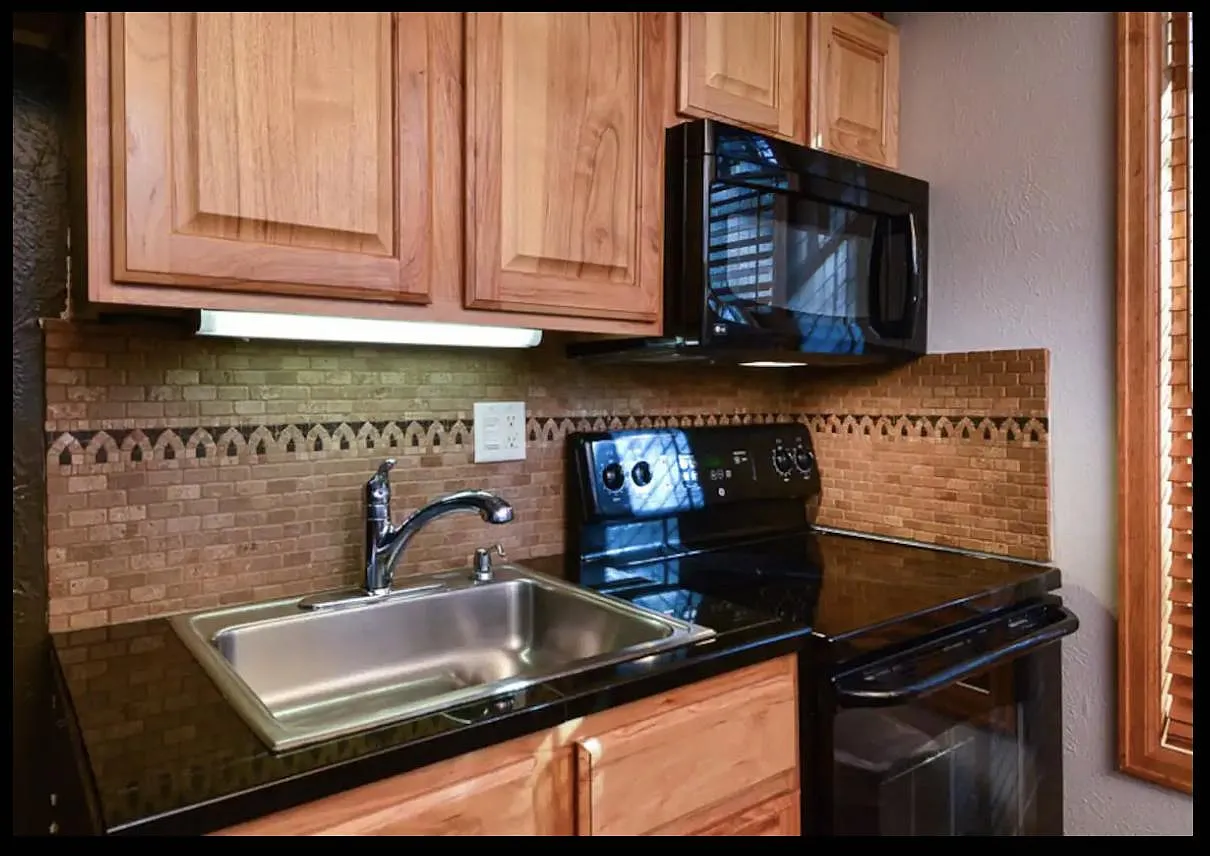 800 Columbine Rd — Photo 4