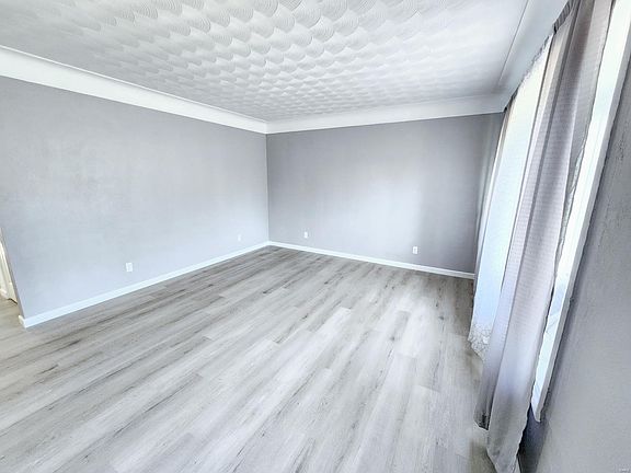 4th image of 2505 Stratford Ln