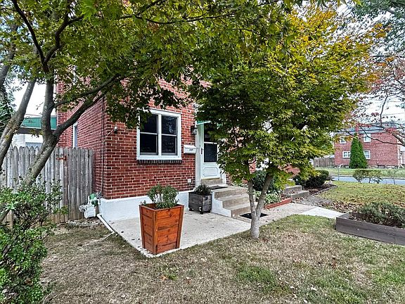 3rd image of 122 W Sylvan Ave