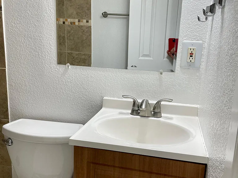 521 N Corona St #D — Photo 11