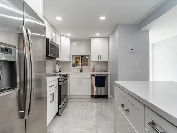 9523 S Hollybrook Lake Drive #102, Pembroke Pines, FL 33025