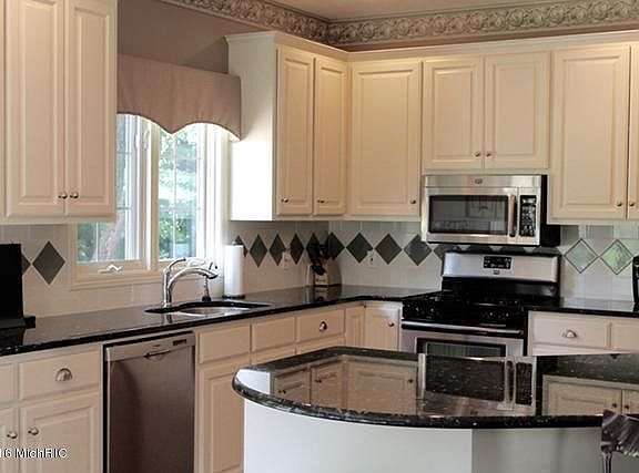 3rd image of 163 Stonehenge Dr SW