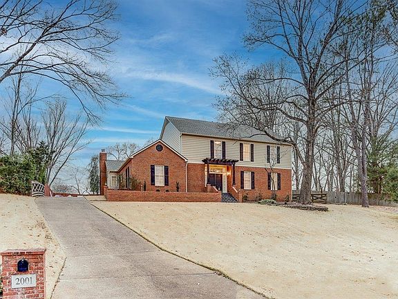 2nd image of 2001 Woodchase Cv