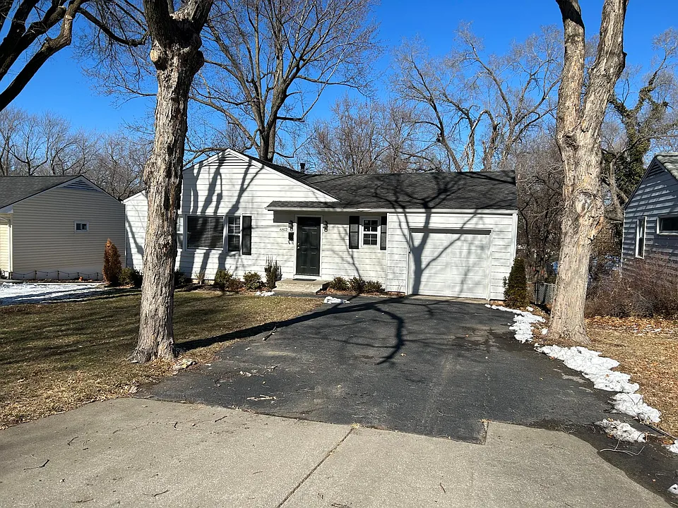 6812 W 77th Ter