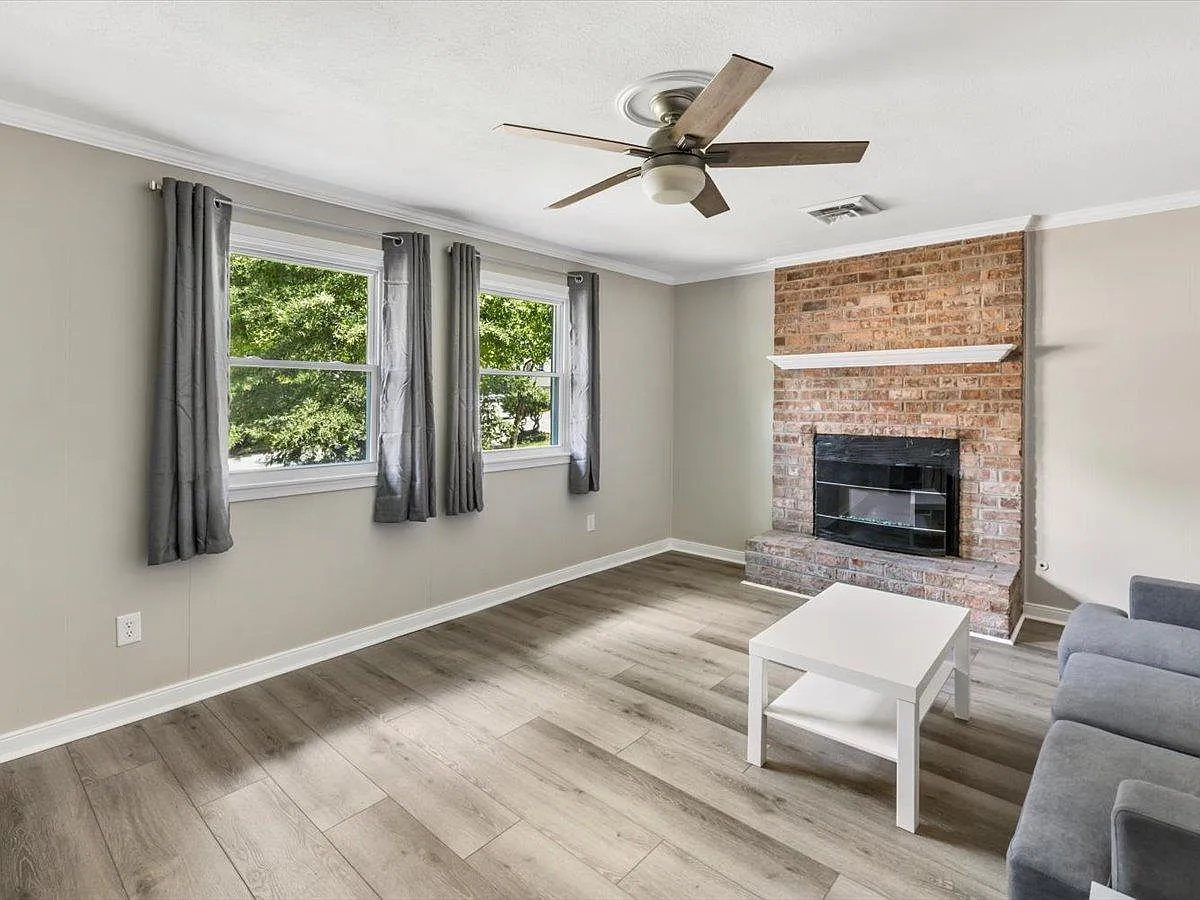 5 bed, 2183 sqft, $5,200 — Photo 3
