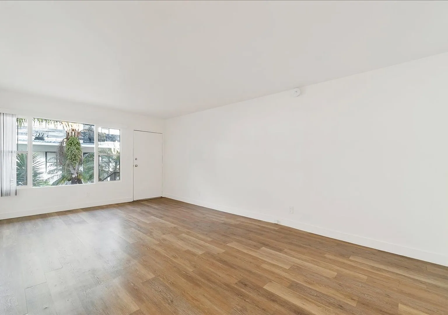 Beautiful One Bedroom + Private Den Located In The Heart of Baldwin Village! — Photo 3