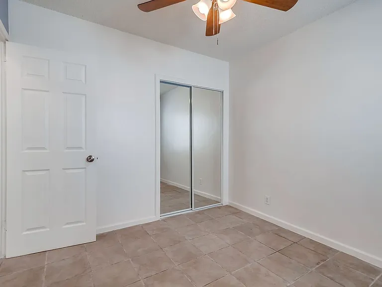 2425-2431 S Ridgeley Dr — Photo 4