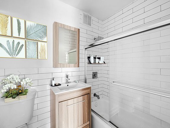 3rd image of 310 W 49th St APT 4D