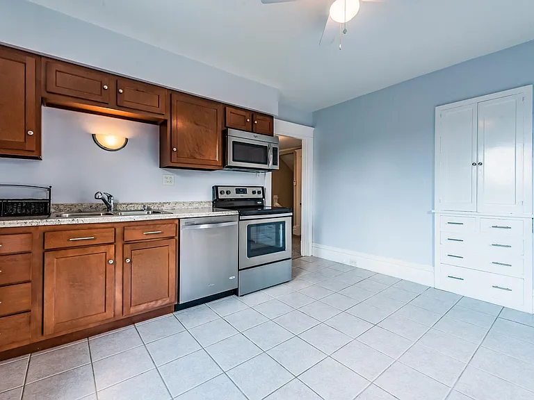 530 Foster St — Photo 11