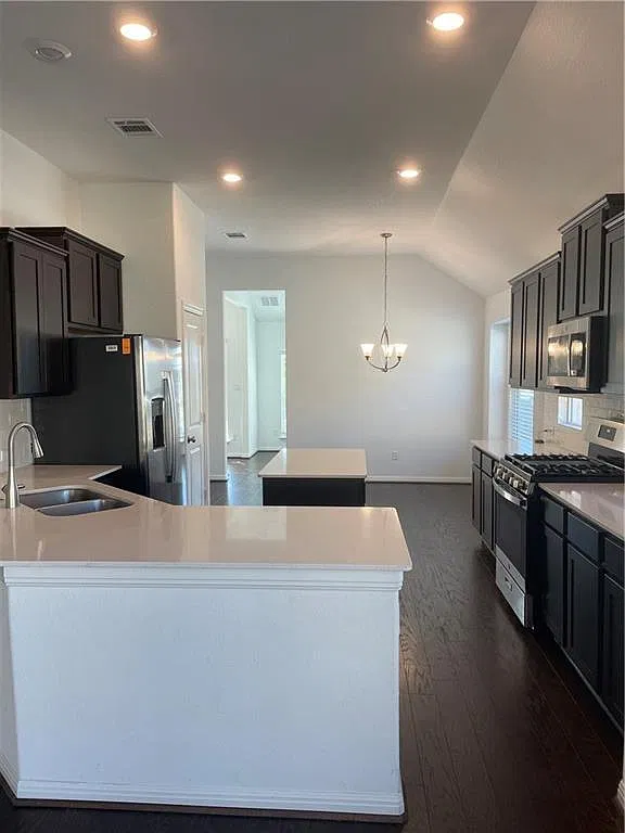 3 bed, 2050 sqft, $2,400 — Photo 4