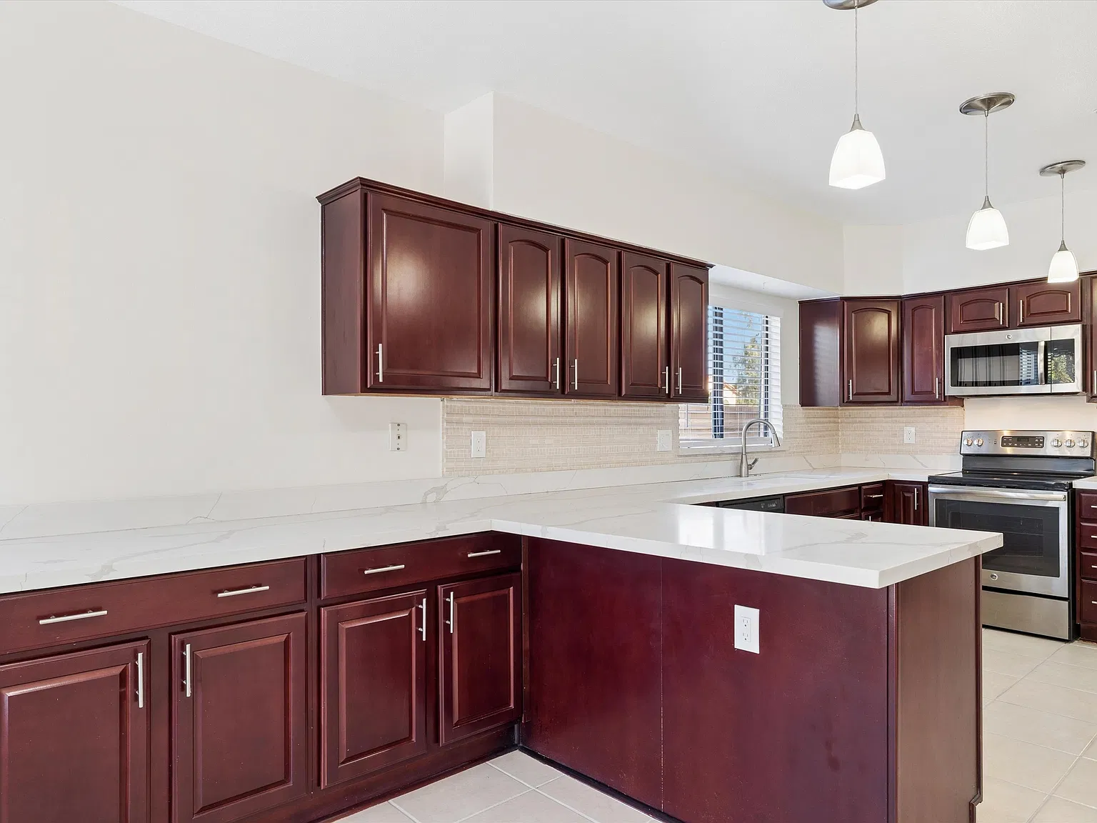 3 bed, 2046 sqft, $3,599 — Photo 4