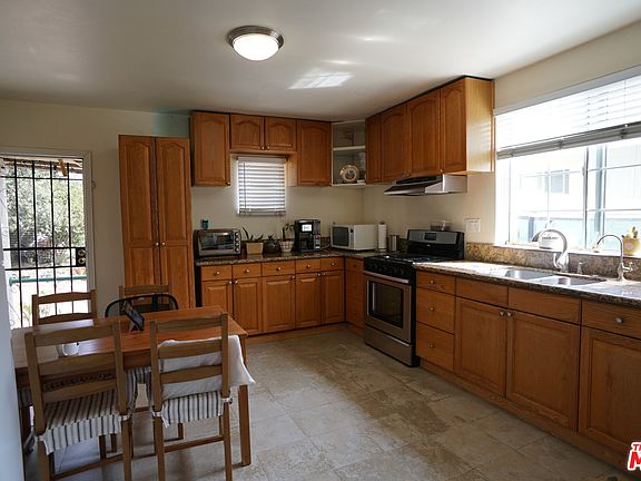 3rd image of 1464 Armadale Ave
