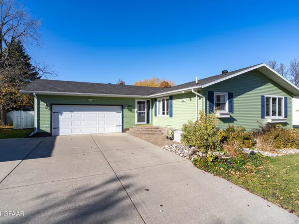 4004 Walnut St, Grand Forks, ND 58201