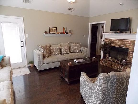 3rd image of 1204 Woodside Ln