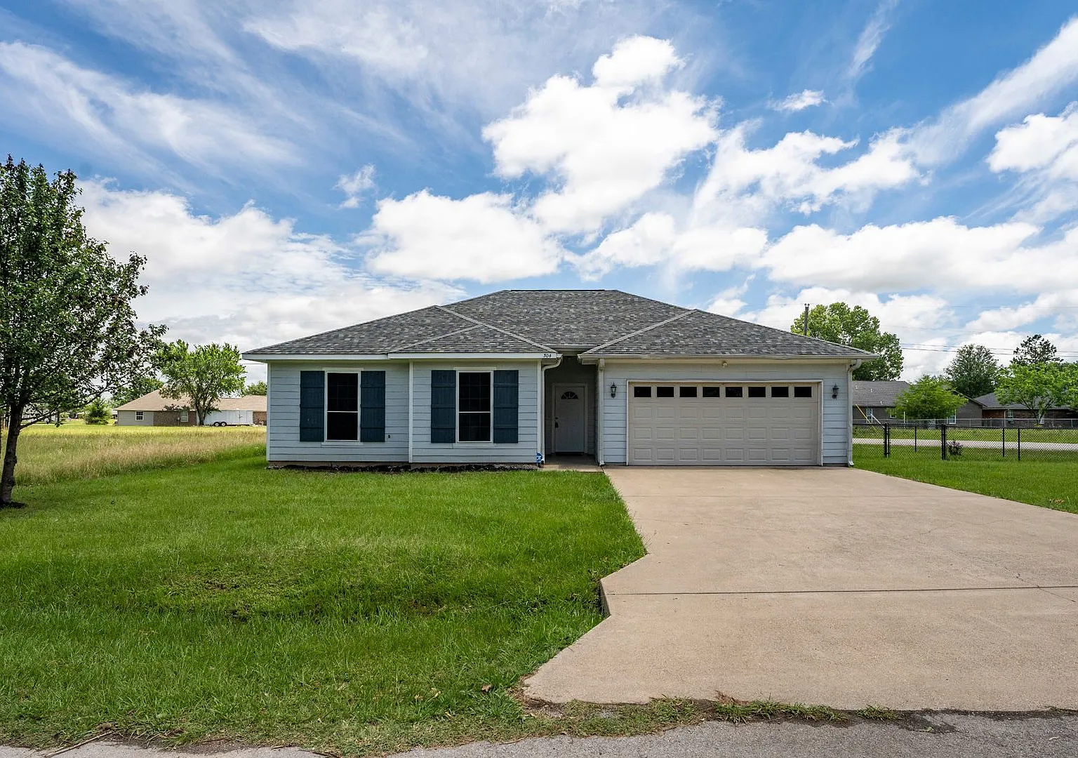 You will love this charming 3 bedroom, 2 bath, move-in ready home! — Photo 3