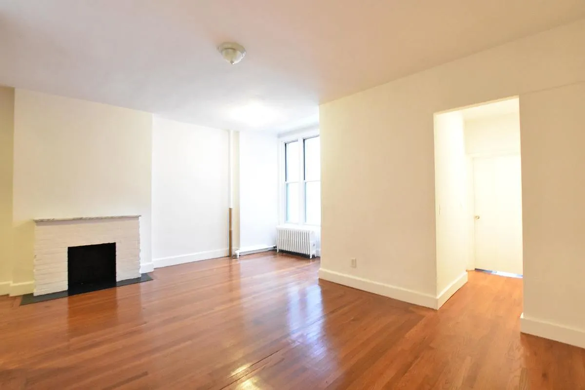 48 E 66th St APT 3R photo 1