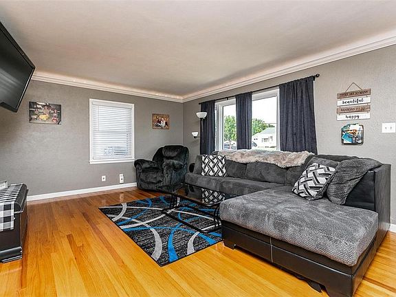 5th image of 909 30th St NE