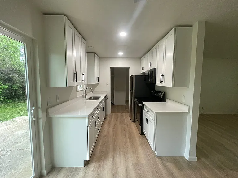 2405 Tamarac Dr — Photo 8