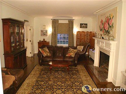 Living Room: 25 x 16