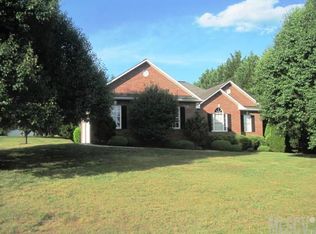 2233 Hedgerow Cir, Hickory, NC 28601