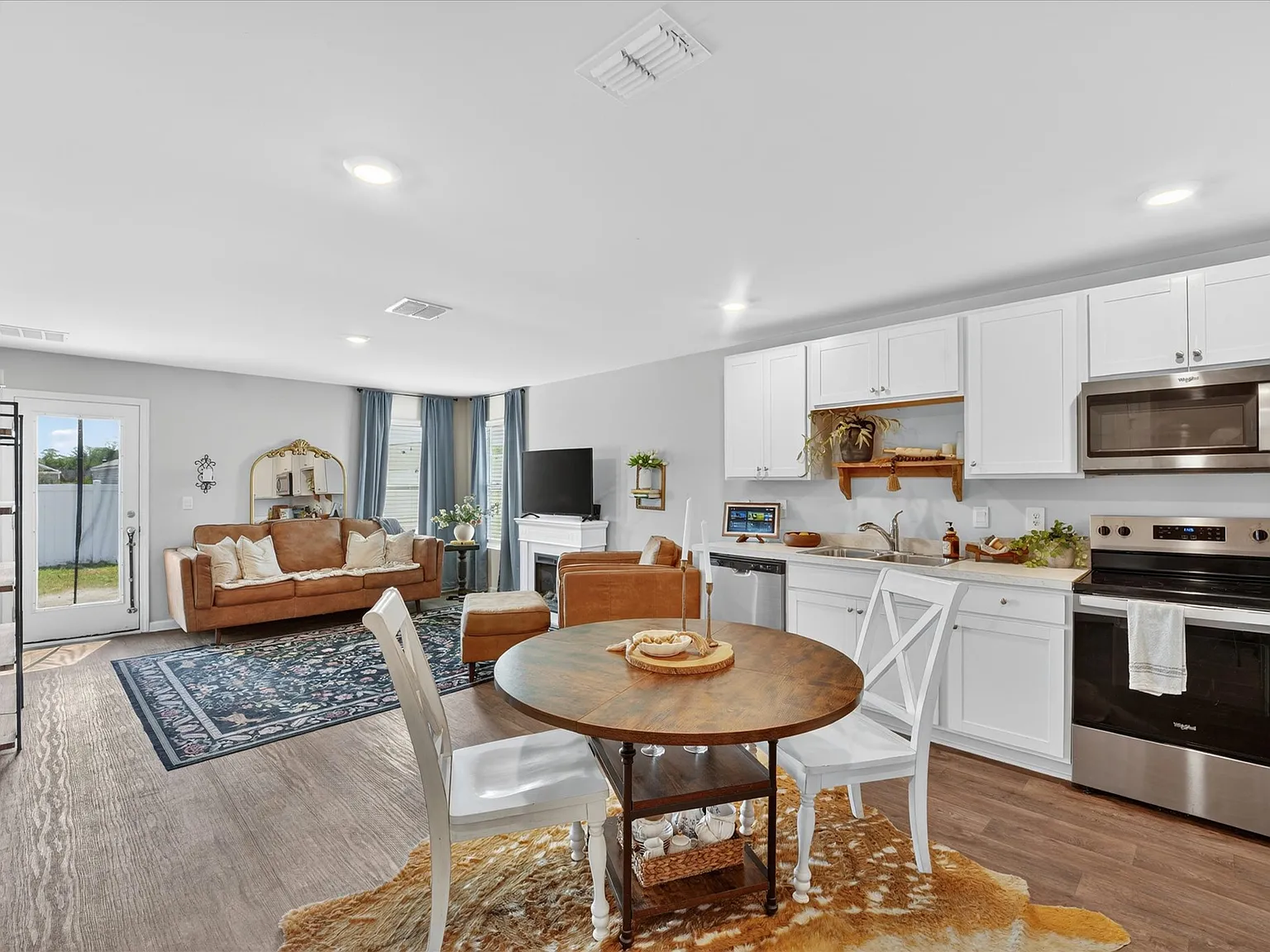 3 bed, 1193 sqft, $1,950 — Photo 4