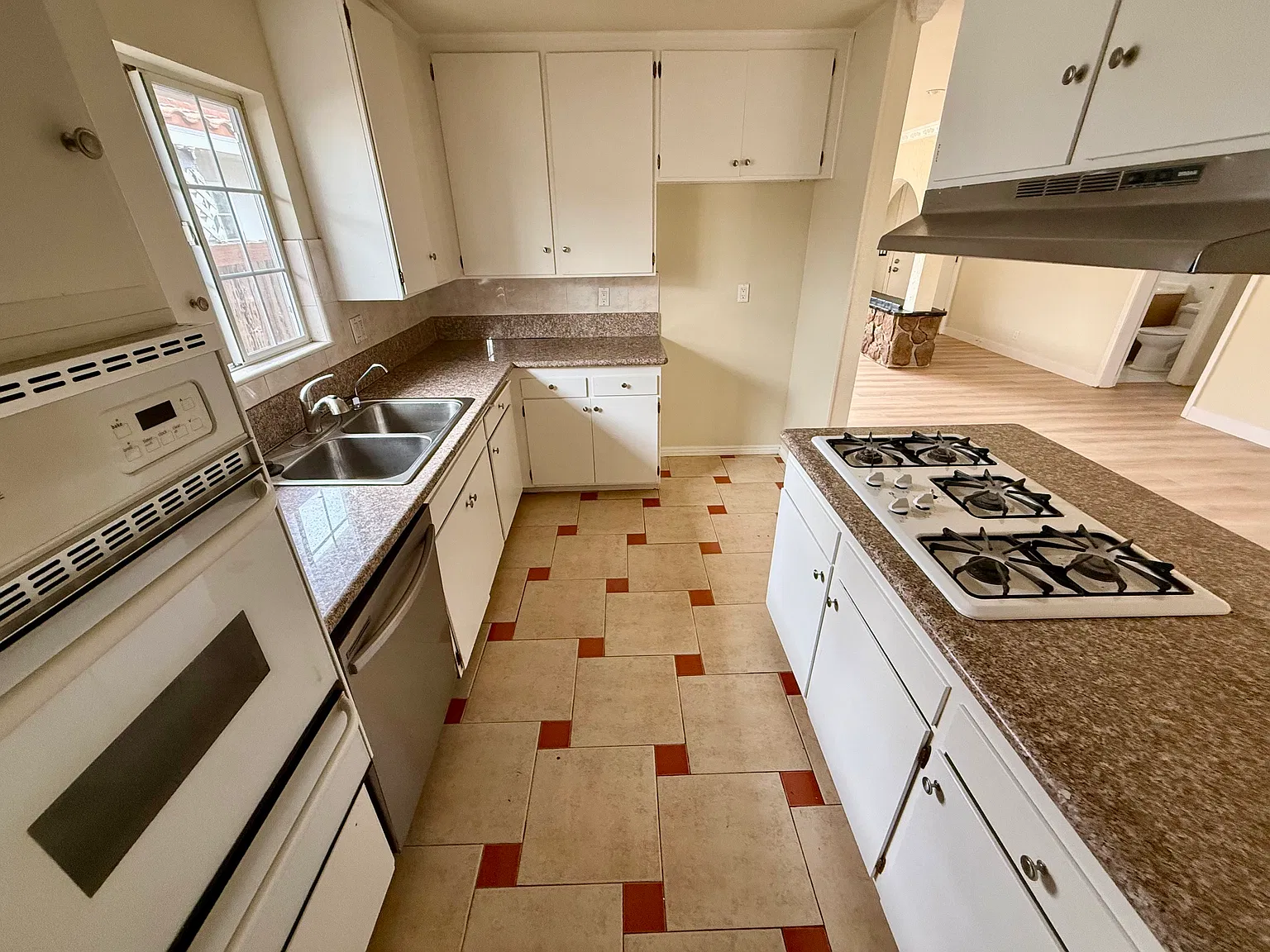 4 bed, 1500 sqft, $4,395 — Photo 4