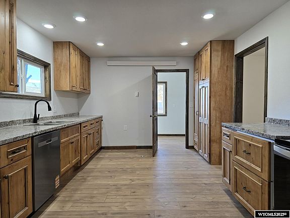 5th image of 221 Beryl St