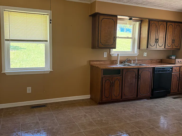 210 Oak St — Photo 5