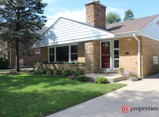 250 Blackhawk Rd, Riverside, IL 60546