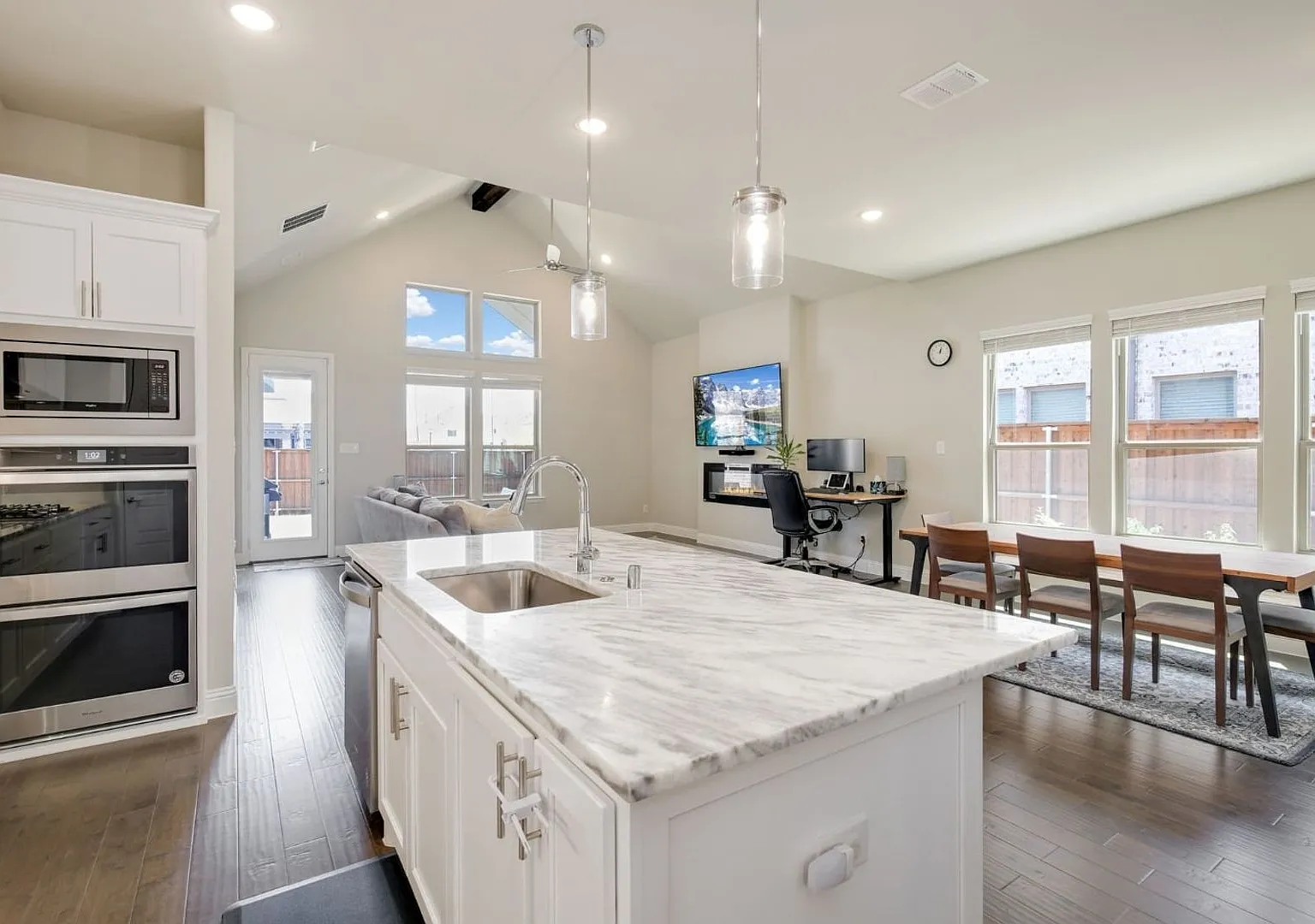 This 2019 built house has all you need! Location! — Photo 3