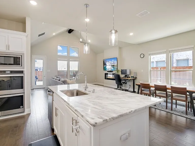 6842 Gavin Dr — Photo 3