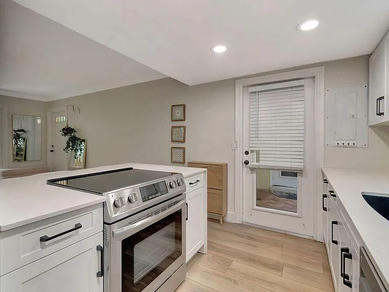 49 SE 7th Ave #2 — Photo 12