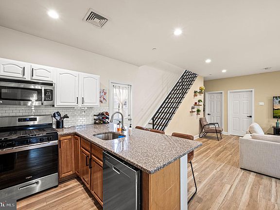 5th image of 213 Roxborough Ave