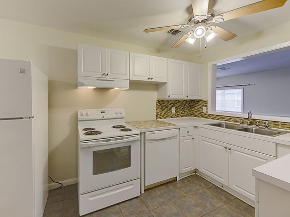 5th image of 209 Willow Dr