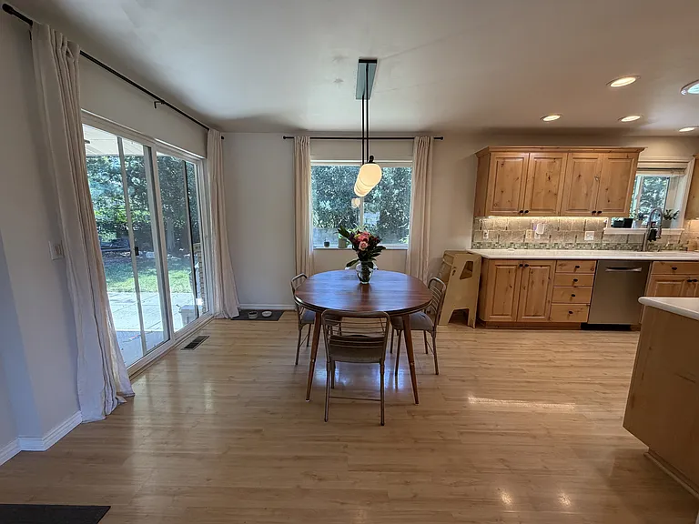 2480 Eastbourne Dr — Photo 14