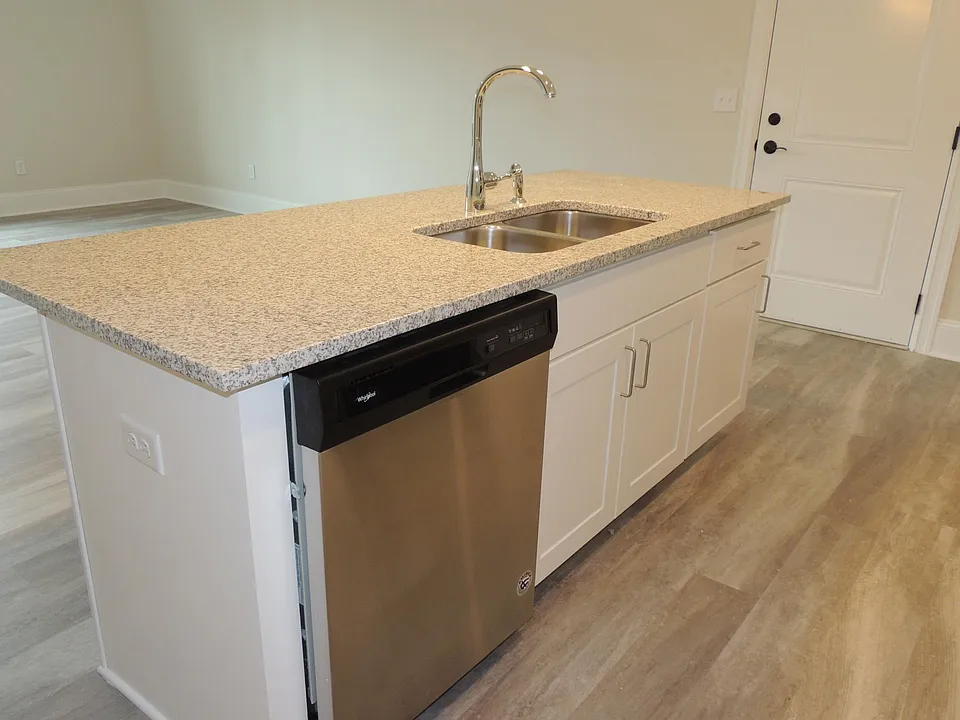 2 Bedroom / 2 Bath - Kitchen Island