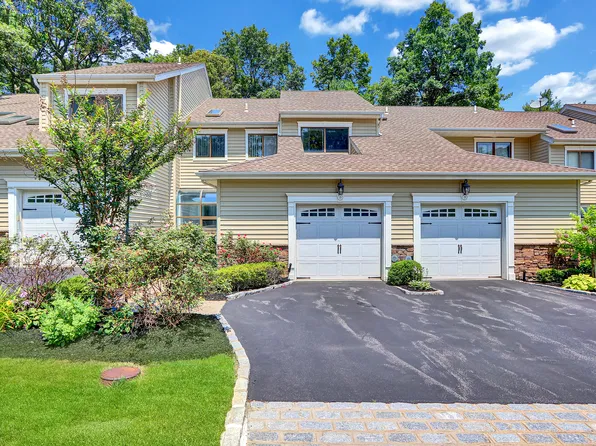 18 Villas Cir, Melville, NY 11747
