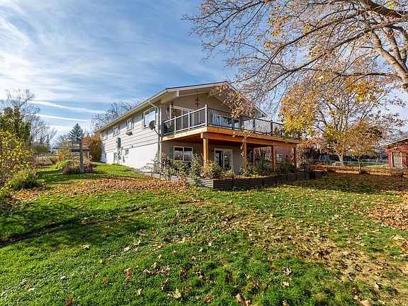 3rd image of 240 Glacier Dr