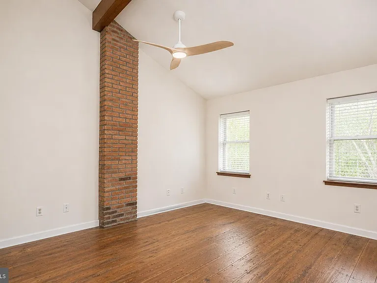 115 E West St — Photo 20