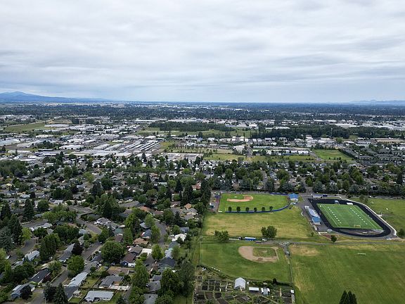 4th image of 2400 S Louis Ln