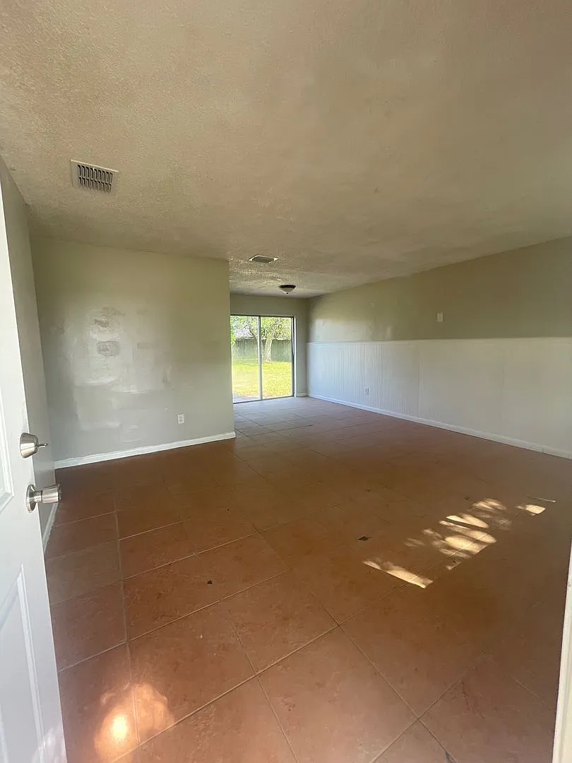 1st Month Free Rent 3 Bed 1 Bath Home | Pet Friendly | Fenced Yard | Washer Dryer Hook Ups | Sect... — Photo 2