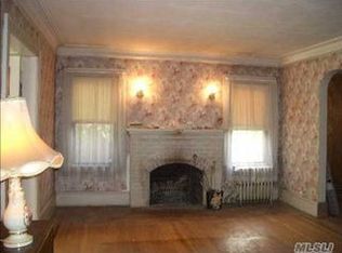 9 Roger St, Hempstead, NY 11550