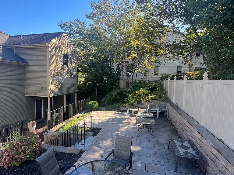 Cedar St — Photo 15