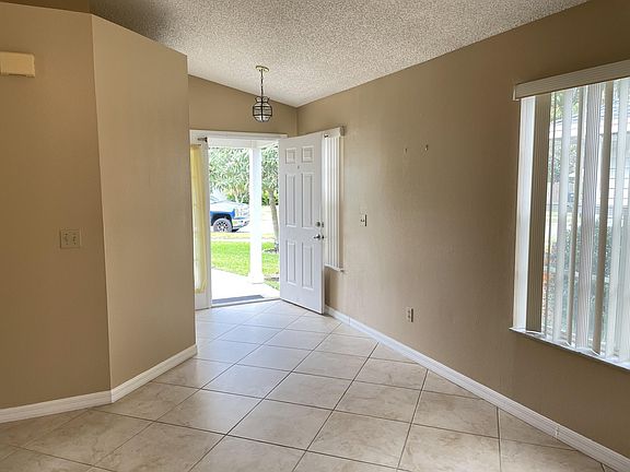 2nd image of 6582 Grosvenor Ln