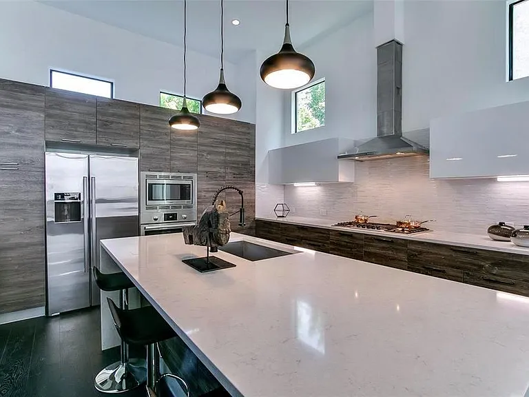 317 E 2nd St — Photo 10