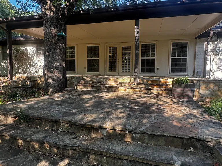 613 Overland Trl — Photo 2