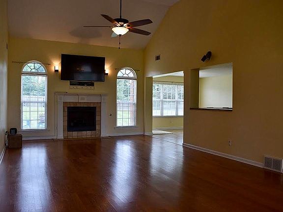 5th image of 422 Williamsburg Dr